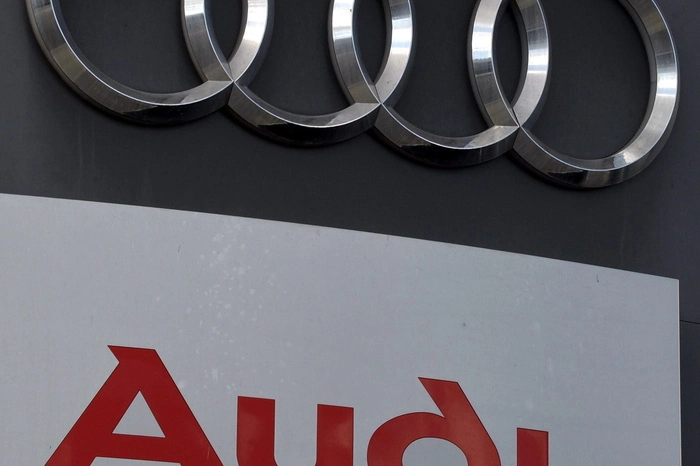 Audi bedeutet im Lateinischen "Hörz zu!" oder "Horch". Firmengründer August Horch ließ seinen Namen einfach übersetzen.