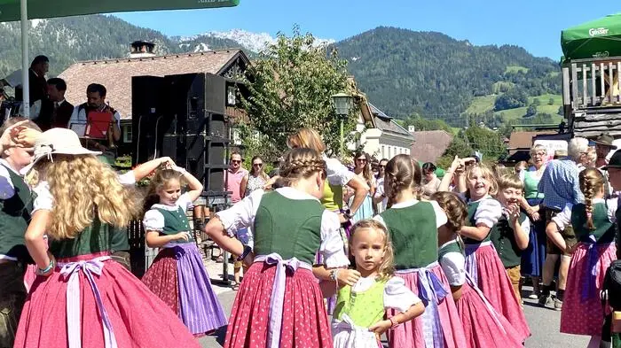Lachende Gesichter, gespannte Blicke und etwas Nervosität unter den Kleinsten der Kindertanzgruppe waren am vergangenen Samstag in Aich zu finden