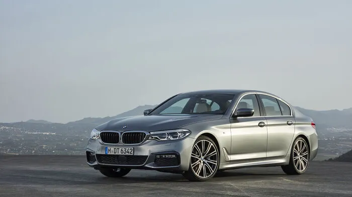 In den ersten sechs Generationen wurden mehr als 7,6 Millionen Fahrzeuge der BMW 5er-Reihe verkauft. Große Reifenspuren für die siebte Auflage, die dem Münchner Flaggschiff, dem 7er, so nahe kommt wie noch nie zuvor.