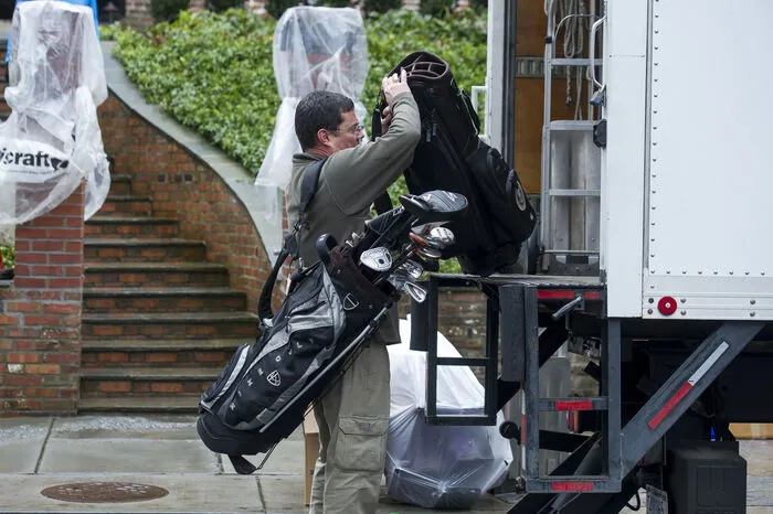 Auch eine Golfausrüstung und eine Gitarre wurden beim Umzug verladen.