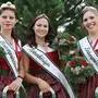 Zirbenkönigin Melanie Tragner (Mitte) und die Prinzessinnen Julia Mostögel und Jennifer Rupret