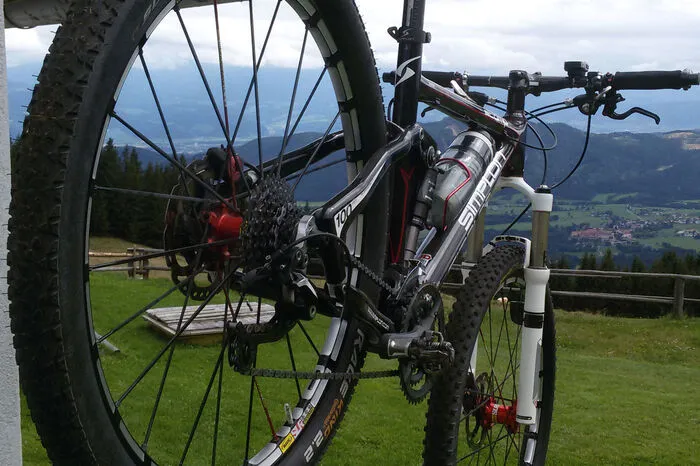Origineller Ruheplatz für Fahrrad auf einer Almhütte.