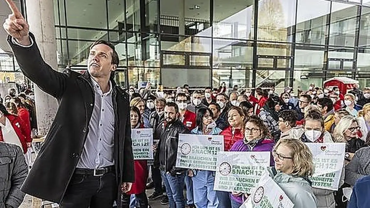 Betriebratsobmann Ronald Rabitsch erntete den Beifall der Kundgebungsteilnehmer 