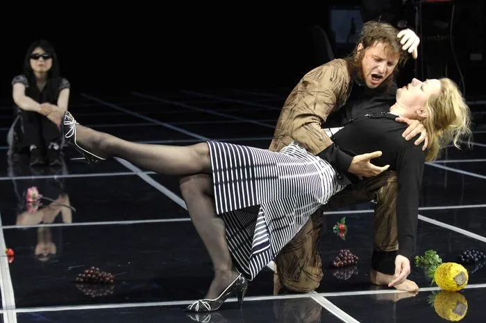Mit Philipp Hochmair in "Spuren der Verirrten" am Akademietheater 2007.