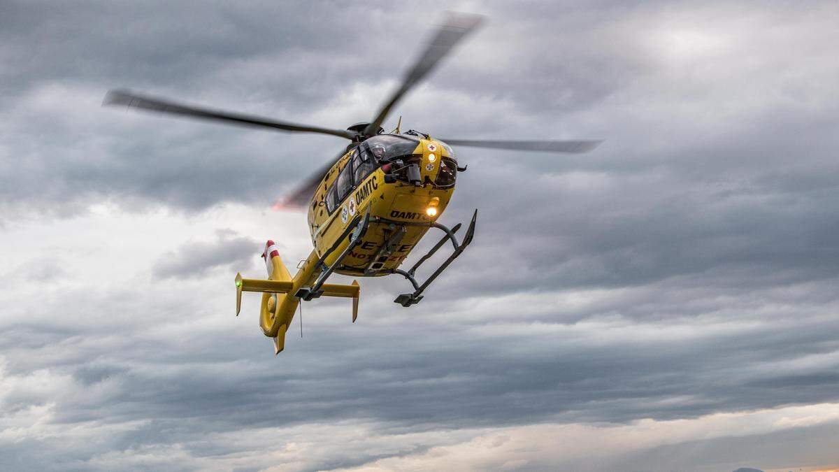 Der Rettungshubschrauber C 12 brachte den schwer verletzten Motorradfahrer ins LKH