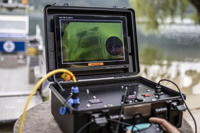 Die Bilder, die der Tauchroboter liefert, werden in Echtzeit am Bildschirm angezeigt. Dort ist auch das Sonar zu sehen.