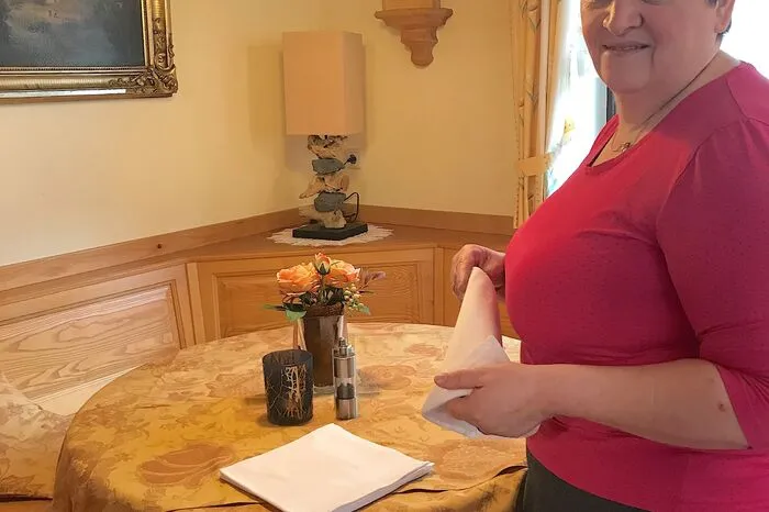 Monika Fasching-Posch, Gasthof Zur Klause, Ratten: Ich finde die Maßnahmen viel zu aufwendig. Größere Betriebe können sich vielleicht eine Person zum Kontrollieren und Registrieren der Gäste leisten. Ich nicht, weil ich die Zeit dazu nicht habe! Trotzdem werde ich's bestmöglich tun. Eigentlich tragen diese Maßnahmen weiter zum Ruin der kleinen Gastrobetriebe bei. Trotz der großen Leidenschaft zum Job und zur Arbeit macht sich langsam Resignation breit. Trotz allem werde ich für meine Gäste wieder das Beste geben.