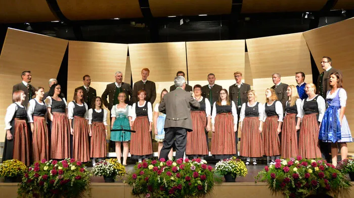 Wenn „Alt und Jung“ gemeinsam singen, dann ist Freude angesagt. Die Sängerrunde Würmlach mit Chorleiter Gerd Zebedin, 4tissimo, der Kinder- und Jugendchor sowie das Harmonikaduo „de.Zwa.do" aus dem Oberen Drautal begeisterten.
