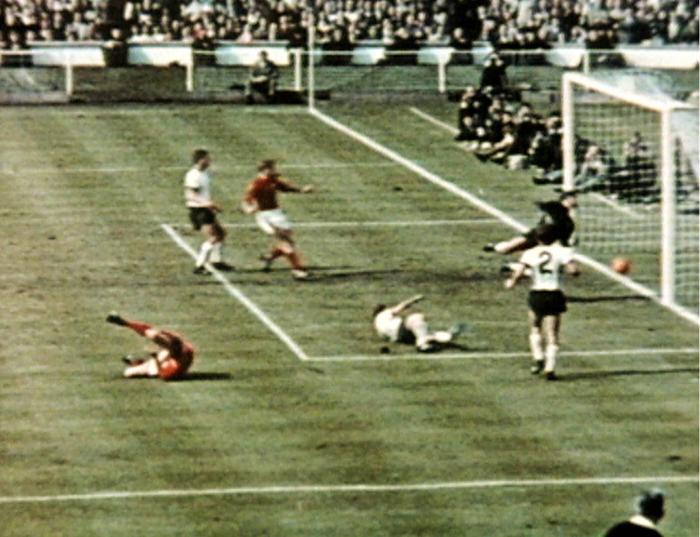 Das Wembley-Tor 1966, das England zum Titel verhalf, aber auch den Weg ins lange Unglück bereitete