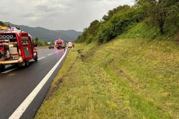 Ein weiterer Einsatz sorgte in Fohnsdorf für Aufsehen, als die Feuerwehr aufgrund einer aufsteigenden Rauchwolke aus einem Waldstück alarmiert wurde. Die Kräfte durchsuchten das betroffene Waldgebiet, konnten jedoch zunächst keinen Brandherd ausfindig machen. Zur Unterstützung wurde das Drohnenteam der Feuerwehr Zeltweg-Stadt hinzugezogen, das mit Drohne und dem neu umgebauten Einsatzleitfahrzeug mehrere Überflüge durchführte.