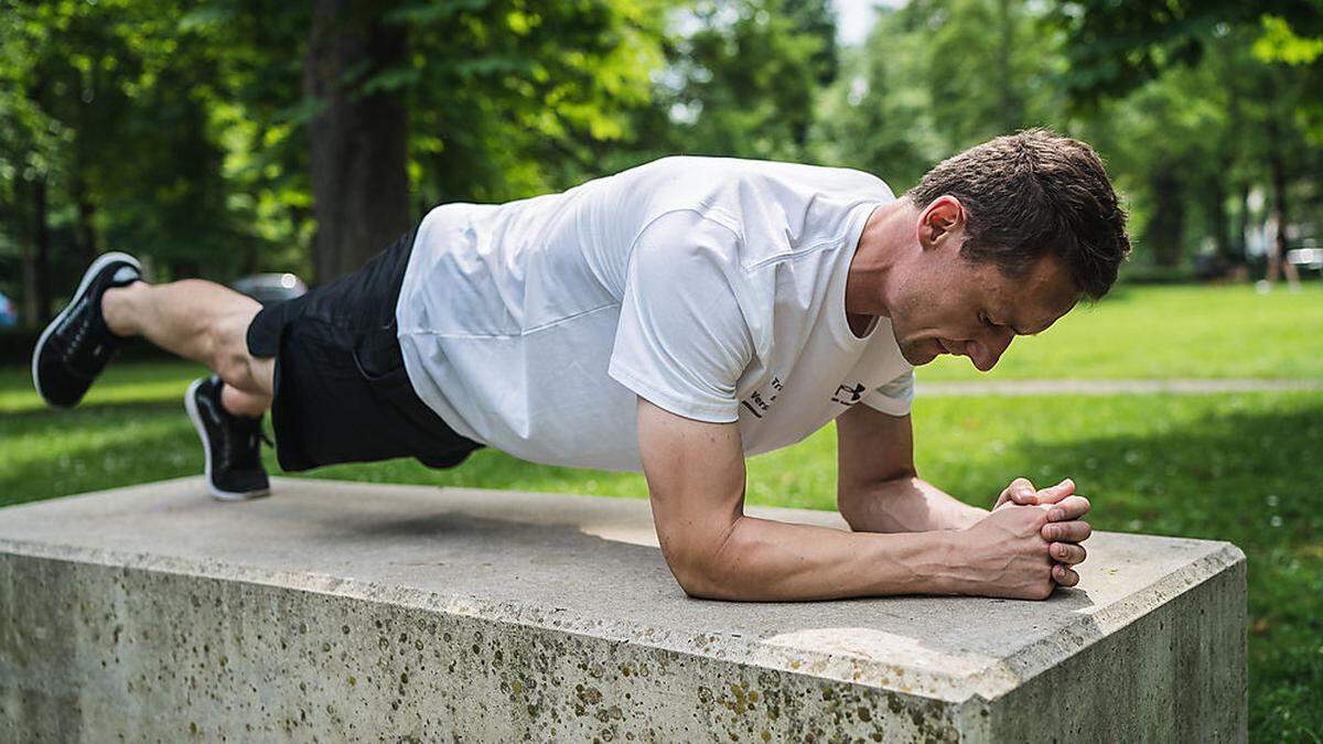 Bernd Marl zeigt es vor: Der Plank kräftigt die Rumpfmuskulatur