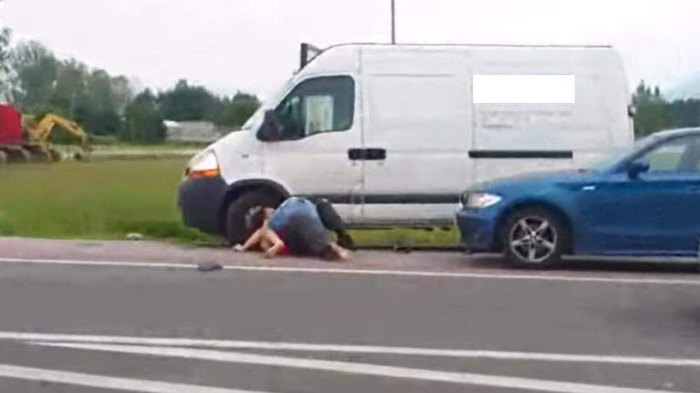 Ende Mai prügelten sich zwei Autolenker direkt neben einer stark befahrenen Straße in Slowenien