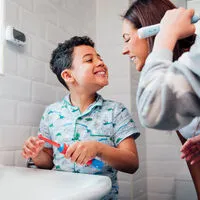 Bis zum Alter von zehn Jahren sollten Eltern bei den Kindern nachputzen