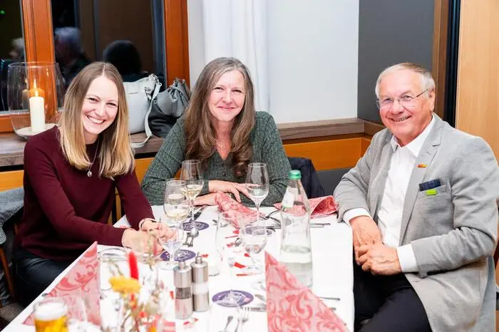 Feldbachs Bürgermeister Josef Ober (ÖVP) mit Leserinnen.