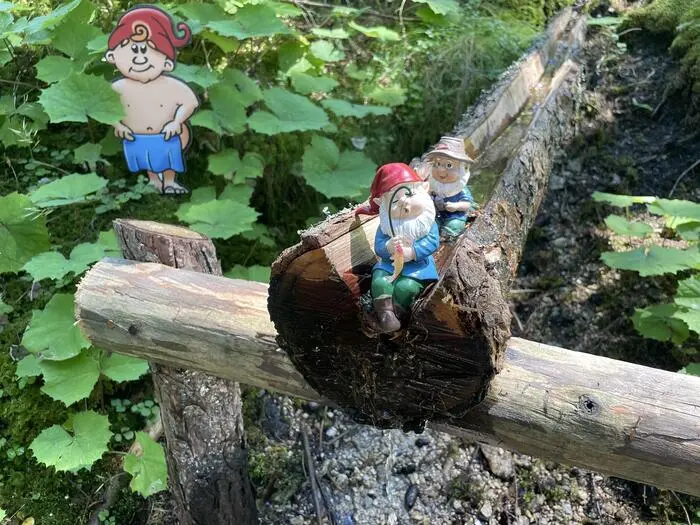 Der Weg führt mitten durch den Wald, Hunderte Figuren gilt es zu entdecken