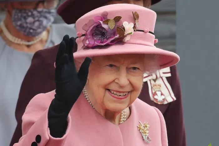 Keine Farbe des Spektrums ließ die Monarchin in ihrem langen Leben unangetastet - royalblau, rubinrot, pastellrosa, kanariengelb, in Elizabeths Kleiderschrank fand sich für jeden Anlass das passende Kostüm.
