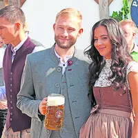 Konrad Laimer und Ehefrau Ines-Sarah 2024 beim Oktoberfest