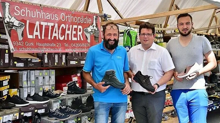Marktreferent Stadtrat Christian Pober mit Gerald und Maximilian Lattacher, die mit ihren Schuhen zu den traditionsreichen Anbietern gehören und künftig auch online auf dem Marktplan zu finden sein werden.