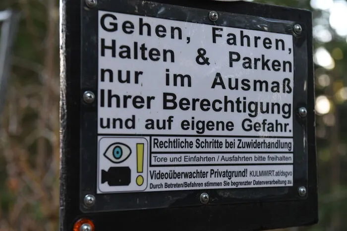 Auf der Zusatztafel wird auf die Videoüberwachung hingewiesen und dass man sich hier "nur im Ausmaß Ihrer Berechtigung" bewegen darf. Wie genau diese Berechtigung, also das Servitut, ausschaut, findet man an Ort und Stelle aber nirgends.