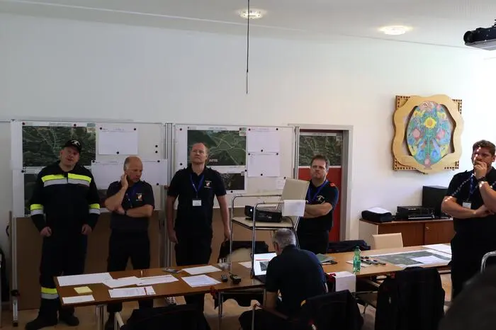 Die einzelnen Übungsszenarien fanden unter möglichst realistischen Bedingungen statt: So wurde etwa durch den Waldbrandzug der KHD-Bereitschaft 49 aus Knittelfeld ein sich rasch ausbreitender Waldbrand im unwegsamen Gelände in Bretstein erfolgreich bekämpft.