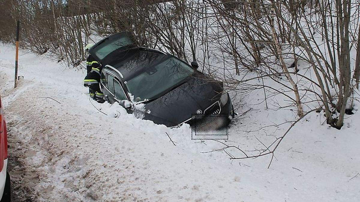 Mittels Seilwinde bargen die Feuerwehrmänner das Auto 