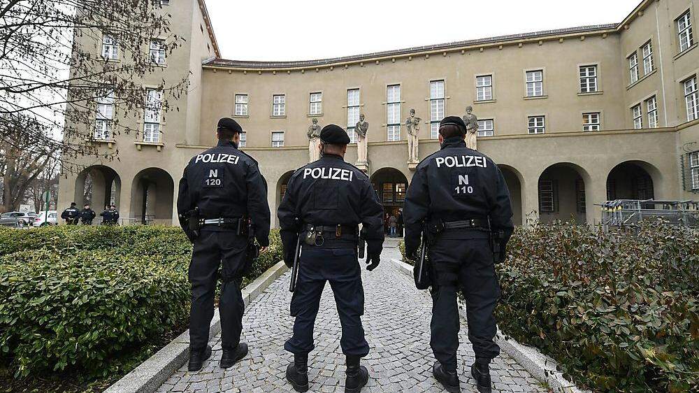 Erhöhte Sicherheitsvorkehrungen vor dem landesgericht Krems