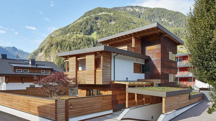 Die Cortenstahlkassetten-Fassade an den Wetterseiten sowie im Erdgeschoß als robuste Basis sowie das unbehandelte Lärchenholz senken den Instandhaltungsaufwand für die Fassade auf ein Minimum.