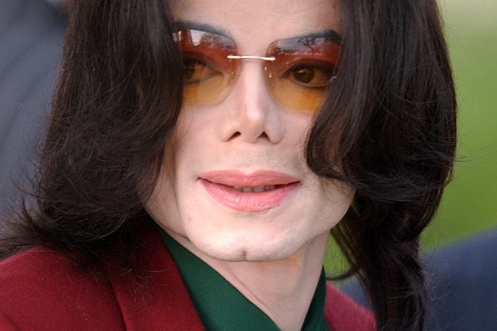 Insbesondere mit "Thriller" sprengte Jackson alle Rekorde. Das Album verkaufte sich mehr als 65 Millionen Mal - eine Zahl, die seitdem unerreicht gebliben ist.