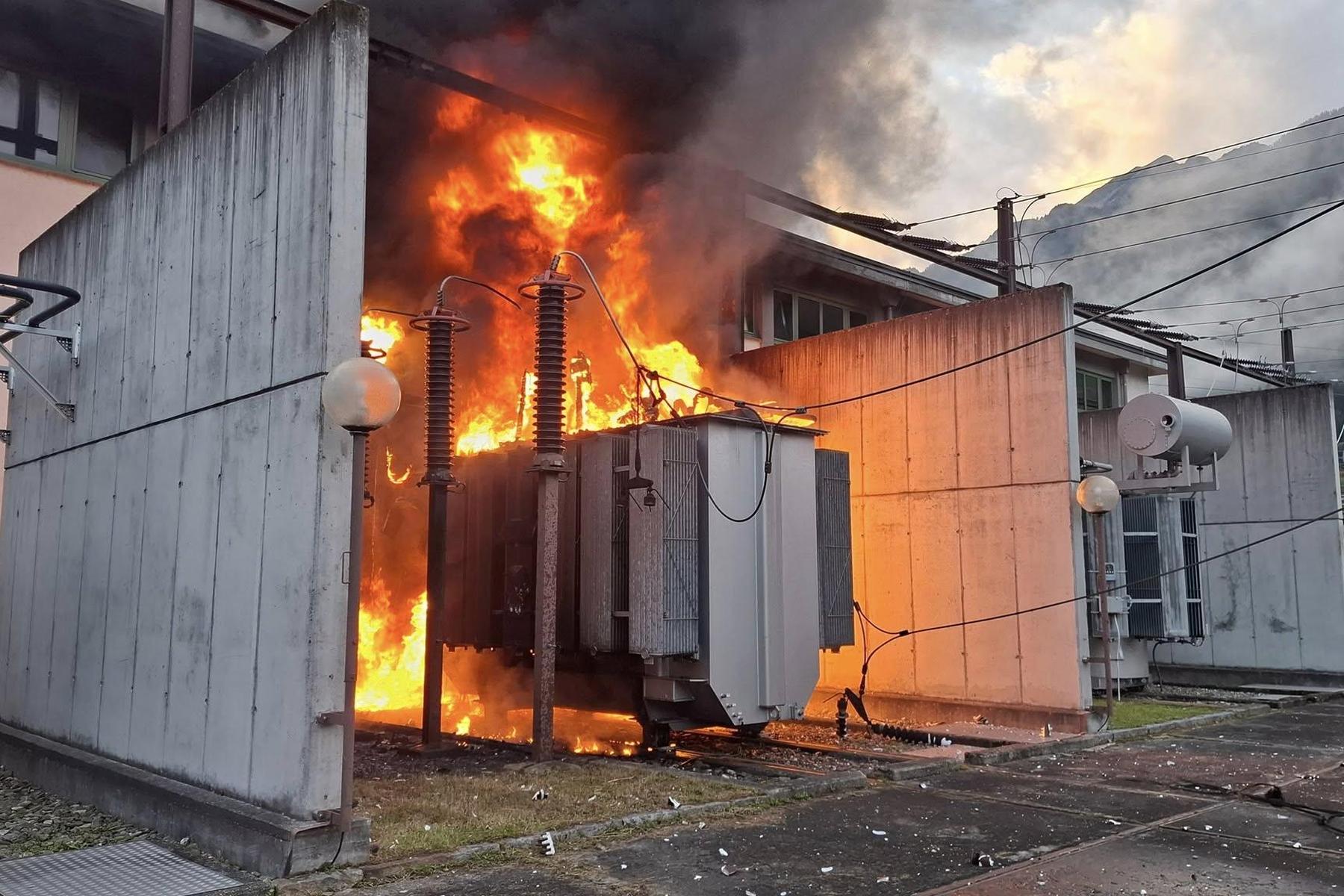 Großeinsatz in Kärnten: Feuerwehren kämpfen gegen Brand in Umspannwerk
