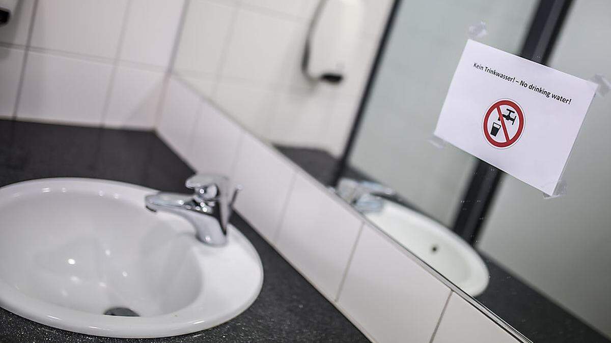 Seit Ende September dürfen die Studenten auf der Uni Klagenfurt kein Wasser aus der Leitung trinken