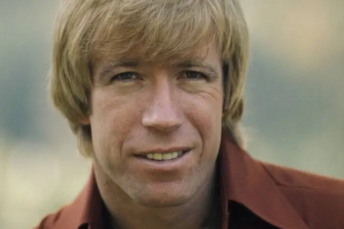 29. Chuck Norris hat mit der Sonne um die Wette gestarrt – die Sonne hat zuerst geblinzelt.<br>
30. Wenn Google etwas nicht findet, fragt es Chuck Norris. <br>
31. Chuck Norris hat einmal russisches Roulette mit einem komplett geladenen Colt gespielt - und gewonnen! <br> 32. Chuck Norris hat zwei Geschwindigkeiten: Laufen und Töten. <br>33. Das Universum breitet sich immer weiter aus – weil es versucht, Chuck Norris aus dem Weg zu gehen.<br> 34. Chuck Norris fängt sich schon mal Viren ein, doch er wird niemals krank: Er lässt sie nur bei sich wohnen. <br>35. Chuck Norris zieht niemals um – sein neuer Wohnort zieht immer zu ihm.