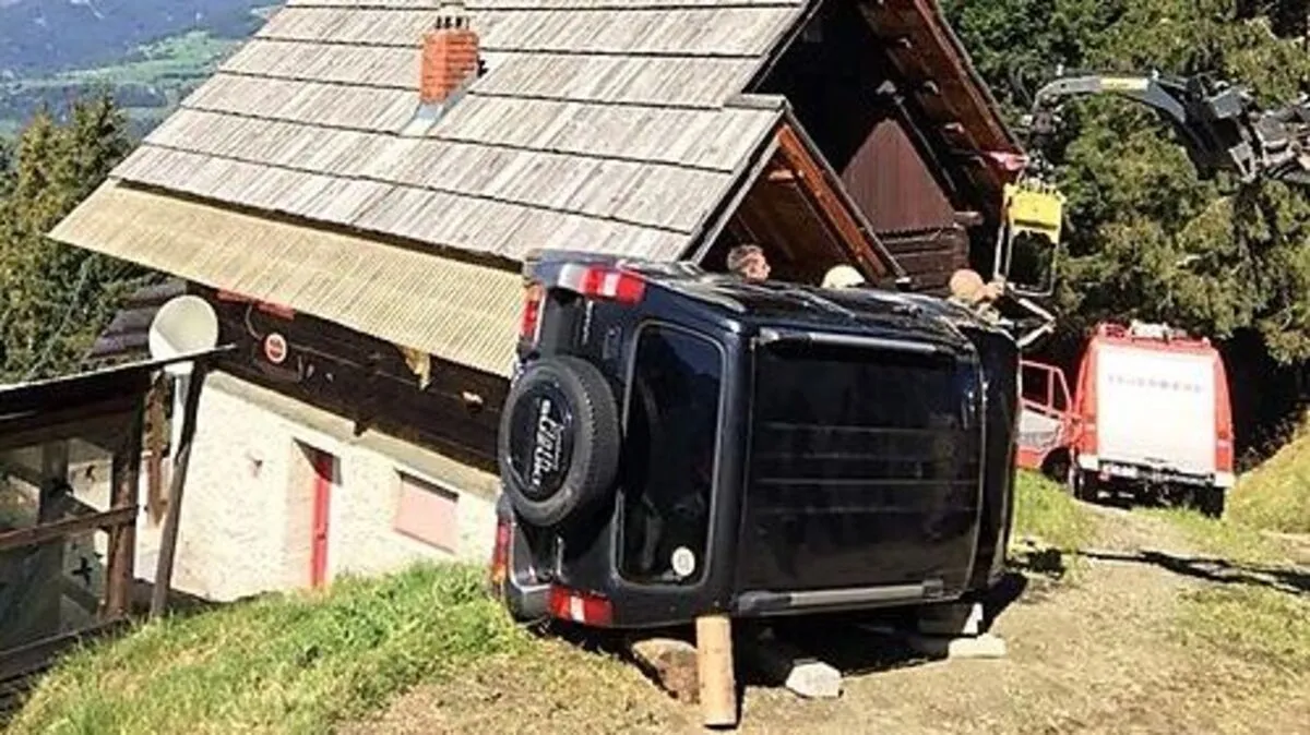 Pensionist durch Scheibe geschleudert und eingeklemmt