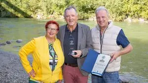 01.10.2025, Schladming, Steiermark, Österreich (Austria): Die Bürgerinitiative Wilde Wasser Enns-Talbachklamm wurde mit dem FishLife AWARD vom Österreichischen Kuratorium für Fischerei und Gewässerschutz (ÖKF) ausgezeichnet - Bild zeigt v. l. Sonja Behr, Geschäftsführerin ÖKF, Franz Zefferer, Obmann Bürgerinitiative, Heinz Heistinger, Präsident ÖKF. 
Fotocredit: Martin Huber