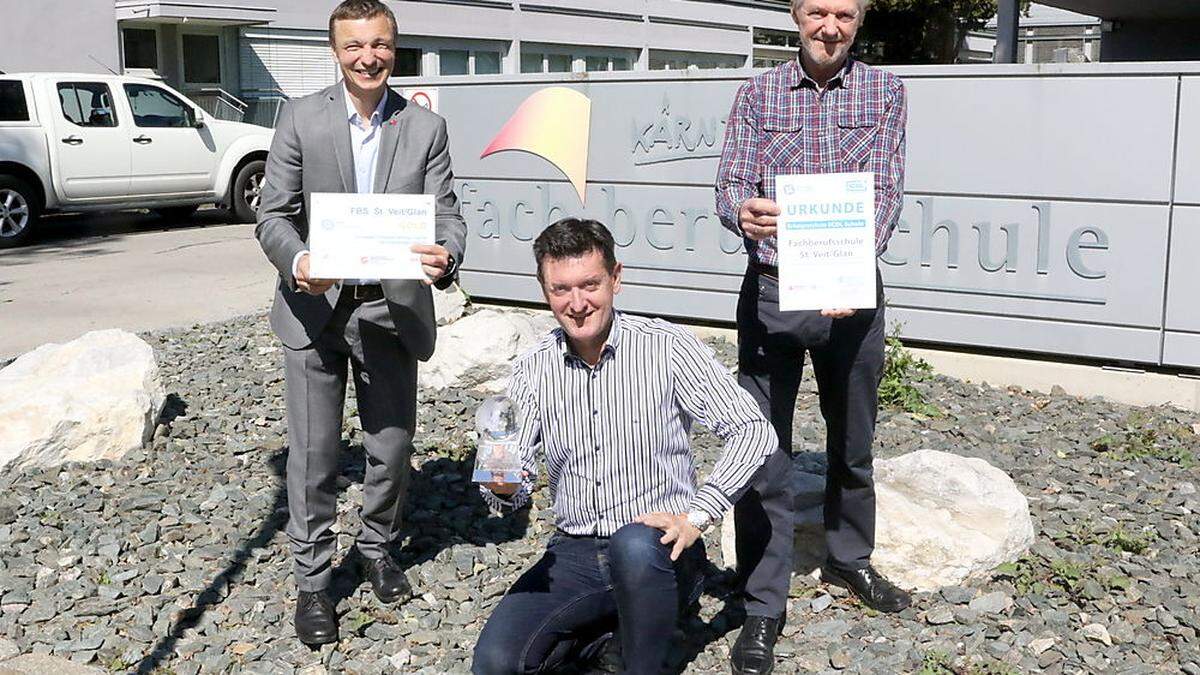 Bieber (links) konnte Rukavina (Mitte) und Maicher bei seinem Besuch auch eine Auszeichnung überreichen 