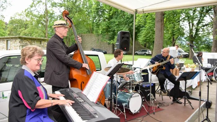 Es ist schon eine schöne frühsommerliche Tradition, das Winzerfest „Wein am Berg“ auf dem Brucker Schloßberg. Zehn Winzer kredenzten ihre edlen Tropfen bei Live-Musik, eine bunte Rockabilly-Modenschau sorgte für viel Farbe. Die Brucker genossen den Tag, klicken Sie sich durch die Bilder!