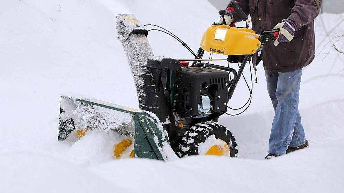 Diebe stahlen eine Schneefräse (Symbolfoto)