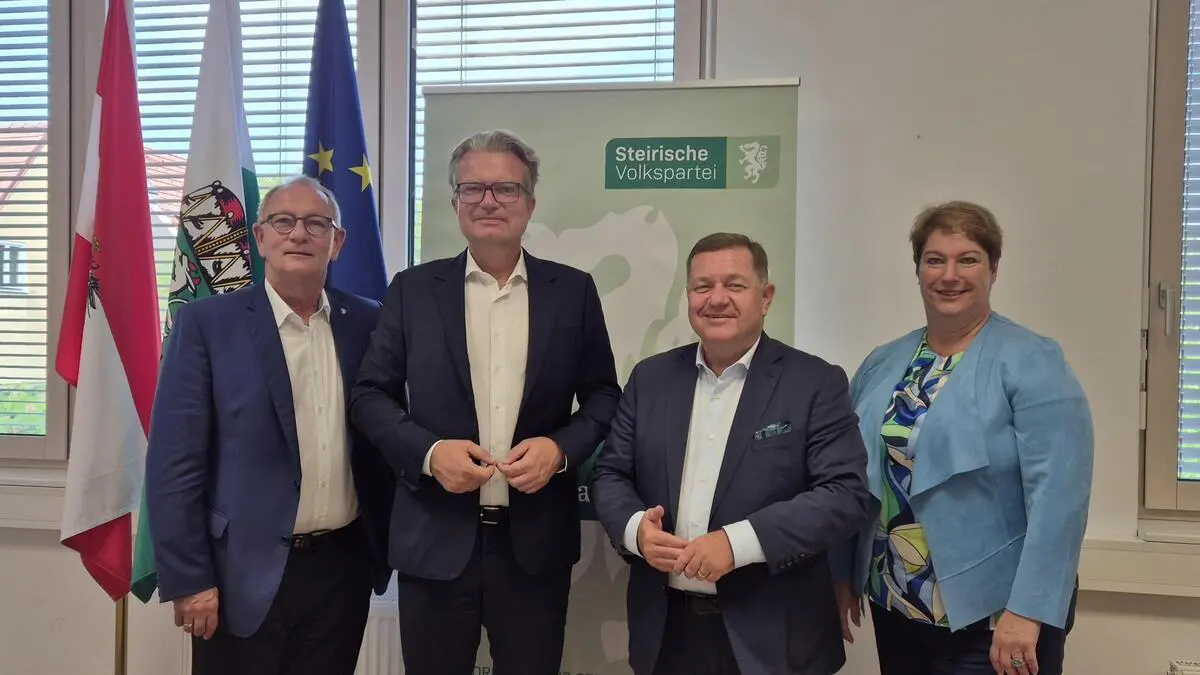 Detlev Eisel-Eiselsberg, Landesgeschäftsführer der ÖVP Steiermark, Landeshauptmann Christopher Drexler, Landesrat Werner Amon und Maria Skazel, Bürgermeisterin von St. Peter im Sulmtal (v.l.), waren im Bezirk Deutschlandsberg unterwegs