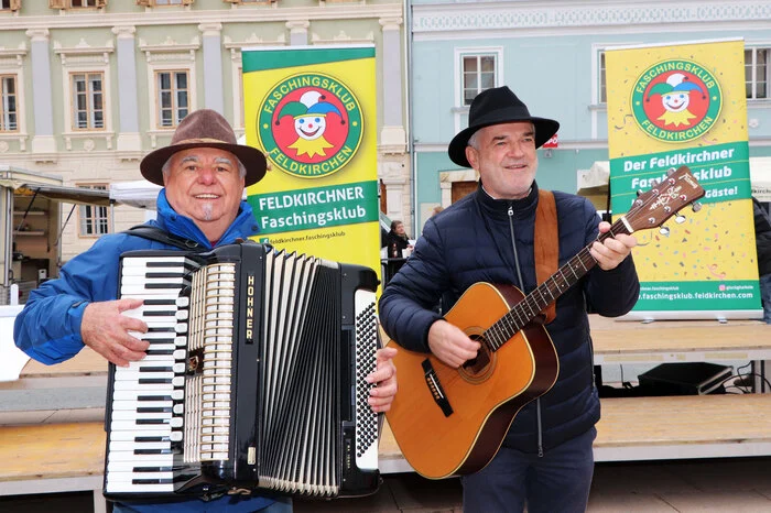 Musikalisch umrahmten Alfred Schmied und Hans-Peter Brandstätter das fröhliche Faschingswecken am Hauptplatz.