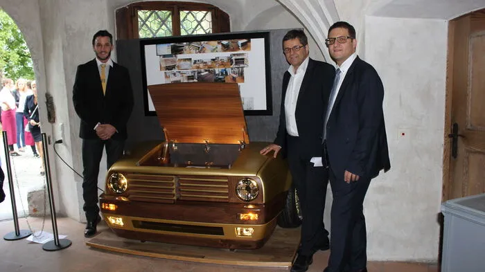 Wolfgang Urbaner mit seinem TV-Möbelstück und Reinhard Lobenwein sowie dem Innungsmeister Friedrich Wieser