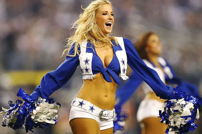 Sport und Show gehören in den USA untrennbar zusammen, Po(m)p, Pathos und Patriotismus prägen vor allem den Superbowl. Cheerleader (Bild: die Damen der Dallas Cowboys) und Marching Bands machen Stimmung im Publikum, für das leibliche Wohl ist dank Hotdogs und Co. gesorgt.