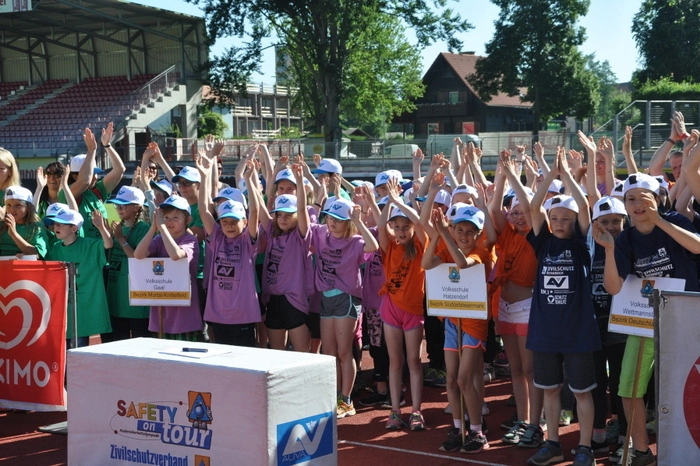 Große Spannung herrschte natürlich beim neuenParcours mit Seilklettern, Kletterwand, Hinderniswänden und Puzzlelösen, wo viele Klassenkameraden ein Team stellten, aber auch als die Lehrerinnen und Lehrer selbst im Zielwurf die Notfallnummern platzieren mussten.