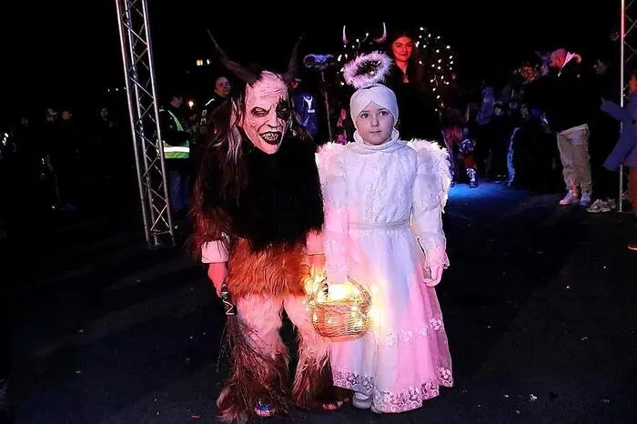 Auch Nikoläuse und Engel waren dabei, sie spendeten den Kindern Süßigkeiten.