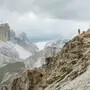 Einsamer Wanderer auf dem Trek Stehend auf dem hohen Felskamm Tre Cime Dolomites