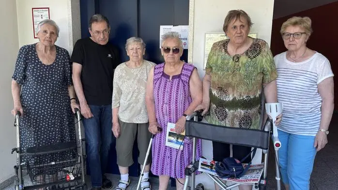 Bewohner des ÖZIV-Hauses in Deutschlandsberg vor dem seit drei Wochen defekten Lift. Für einige ist der Weg aus der Wohnung seither kaum oder gar nicht mehr möglich