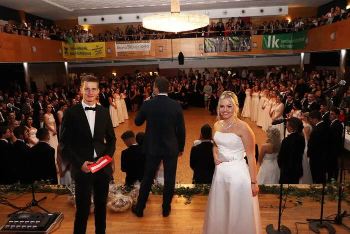 Der Ballleiter Florian Napetschnig und die Ballleiterin Helena Winkler bei ihrer Begrüßung mit Vize-Bgm. Michael Baumgartner
