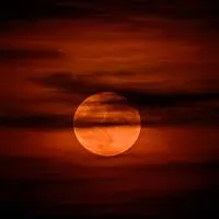 Im Juni wirkt der Vollmond besonders groß und rot