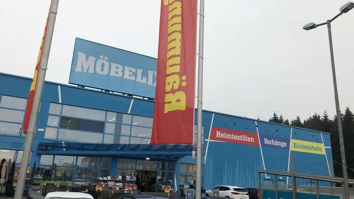 Große Ketten laden zum "Räumungsverkauf".