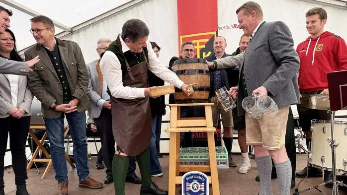 Bürgermeister Jost befreite mit wenigen kräftigen Schlägen den Bock aus dem Fass.