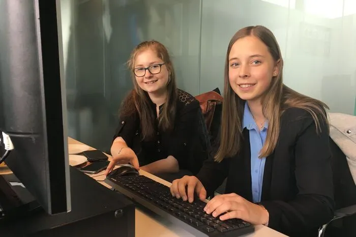 Anna Klopf und Lisa Lukas (rechts) haben an den Überschriften gefeilt.
