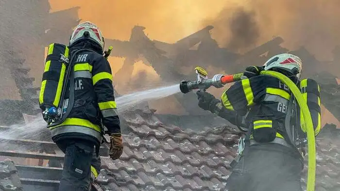 Die Feuerwehr kämpft gegen die Flammen
